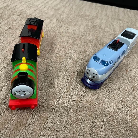 4 Thomas & Friends motorized trains + Track Set “Fix ‘em Up Friends” - Picture 4 of 9